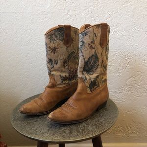 Vintage cowboy boots 
Size 8